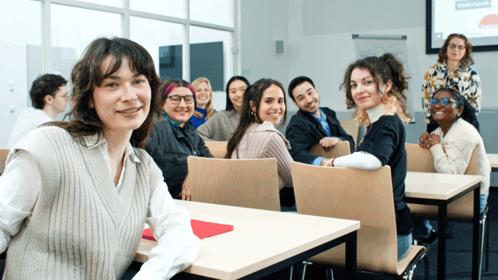 Blick in einen Seminarraum am Fachbereich Translations-, Sprach- und Kulturwissenschaft am Campus Germersheim (Foto/©: Pathfinder Studios / FTSK)