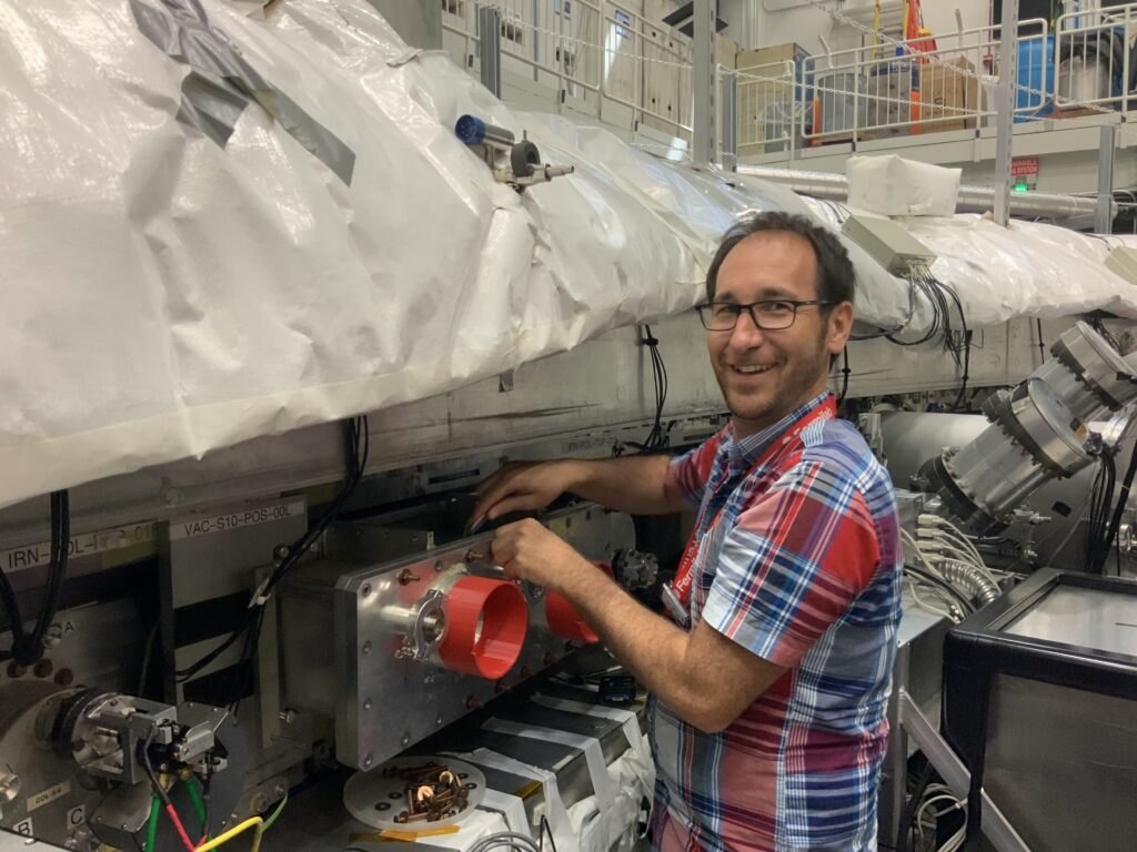 Prof. Dr. Martin Fertl bei Arbeiten am Muon g-2 Speicherring (Foto/©: privat)