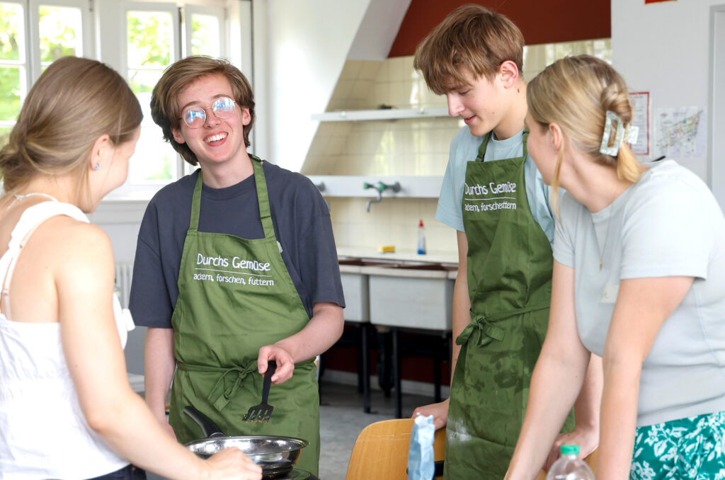 Spannende Naturwissenschaften in entspannter Arbeitsatmosphäre: Schüler und Studentinnen im Austausch über den optimalen "Erbsen-Burger" (Foto: Stefan F. Sämmer)
