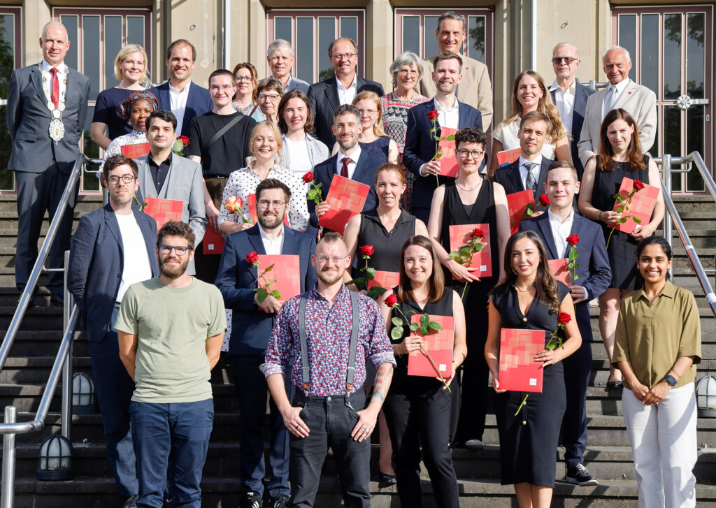 Preisträgerinnen und Preisträger des DIES ACADEMICUS 2025 mit Förderinnen und Förderern, Vertretern des Präsidiums der JGU und Vertreterinnen und Vertretern des GKK (Foto: Stefan F. Sämmer)