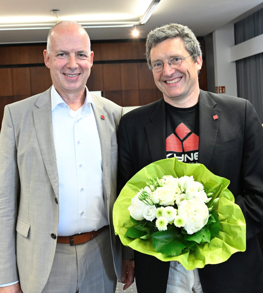 JGU-Präsident Prof. Dr. Georg Krausch (l.) gratuliert Prof. Dr. Franz Rothlauf (r.) zur Bestätigung im Amt des Chief Information Officer. (Foto: Peter Pulkowski)