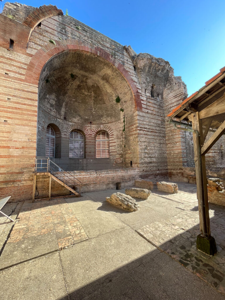 Die römischen Bäder in Arles. Im Vordergrund sind Betonblöcke aus der kollabierten Decke zu sehen, in denen die Forschenden Karbonate aus einem älteren Aquädukt fanden. (Foto/©: Cees Passchier)