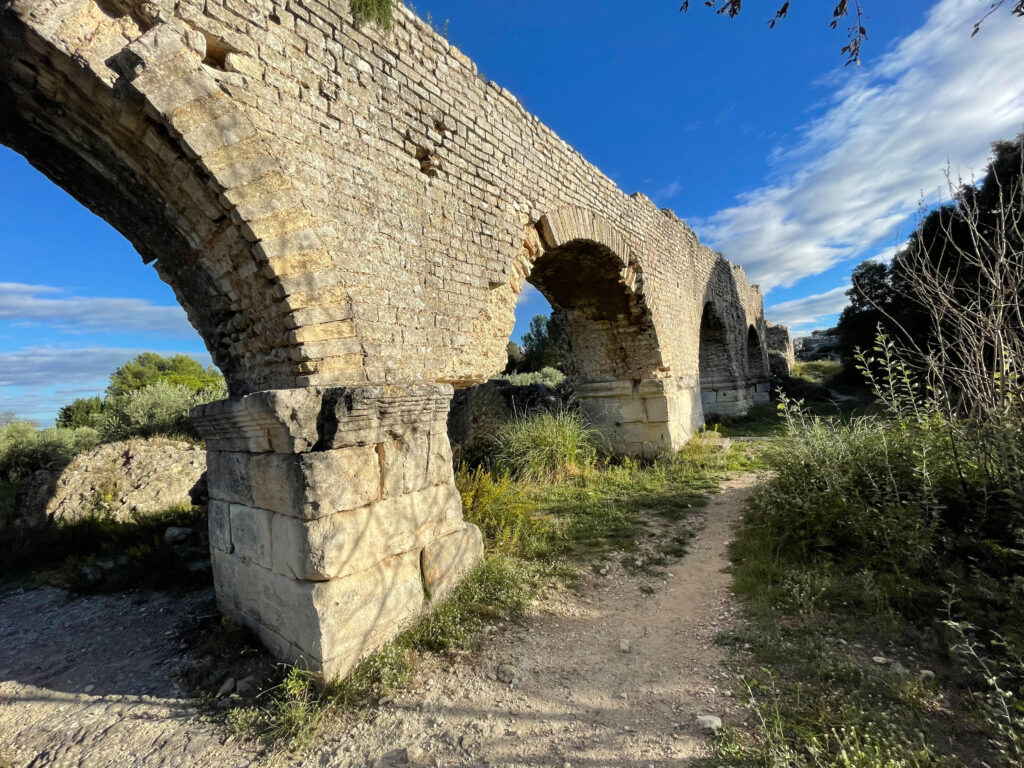 Brücke des römischen Aquädukts in Arles (Foto/©: Cees Passchier)