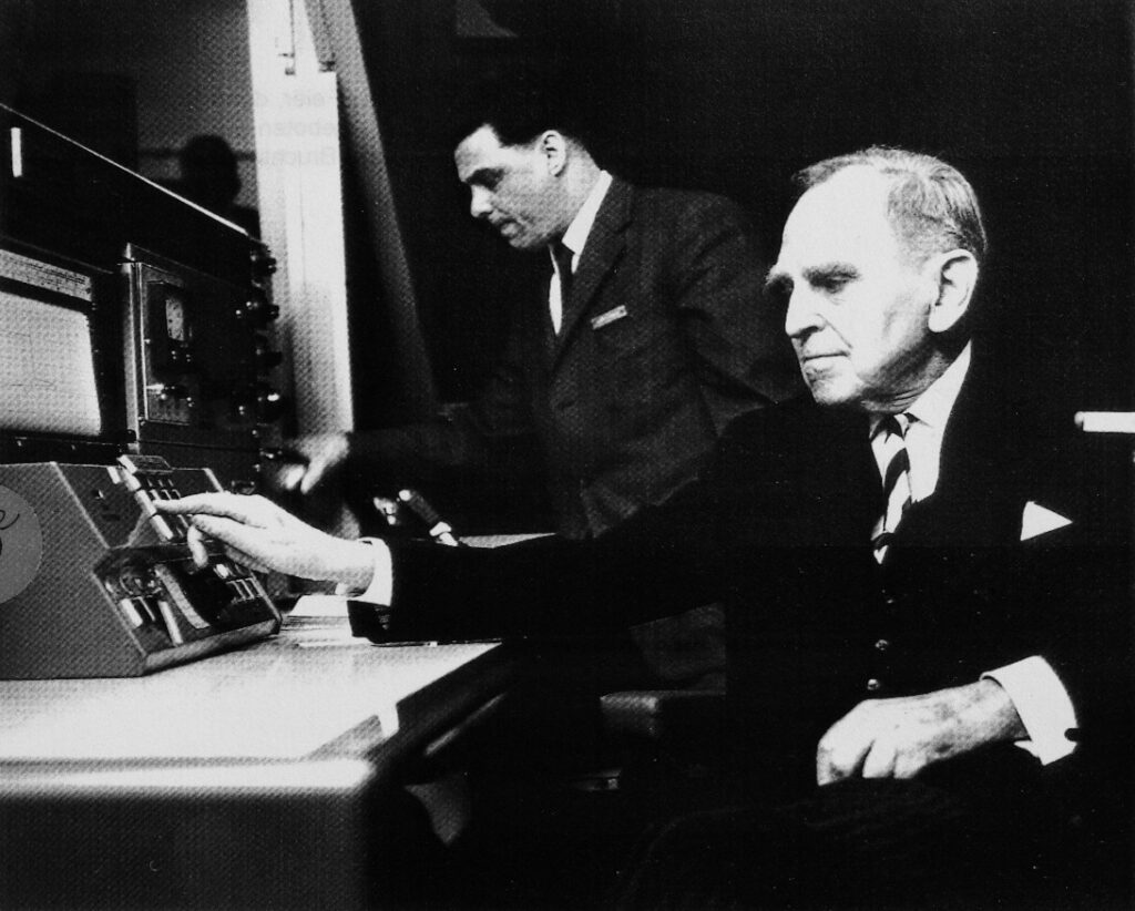 Nobelpreisträger Otto Hahn am Pult des TRIGA Mainz bei der offiziellen Inbetriebnahme des Reaktors im April 1967 (© JGU)