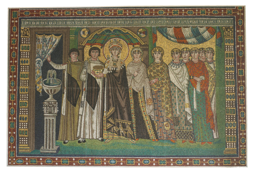 Diese Darstellung Kaiserin Theodoras, die einen prunkvollen Messkelch trägt, zählt zu den bekanntesten Motiven byzantinischer Kunst. Eine Kopie des Wandmosaiks aus der Kirche San Vitale in Ravenna, Italien, ist Teil der Sammlungen des Leibniz-Zentrums für Archäologie (LEIZA) und wird ab 2027 im neuen Museum für Archäologie in Mainz zu sehen sein. (Foto/©: René Müller / LEIZA)