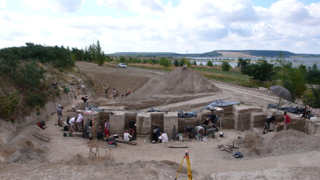 Ganzjährige Ausgrabungen. Die Fundstelle Neumark-Nord 2/2B wurde von 2004 bis 2009 durch ein Kernteam in ganzjährig durchgeführten Kampagnen ausgegraben, unterstützt von einer internationalen Feldschule mit insgesamt über 175 Studierenden. (Foto/©: Roebroeks, Universität Leiden)