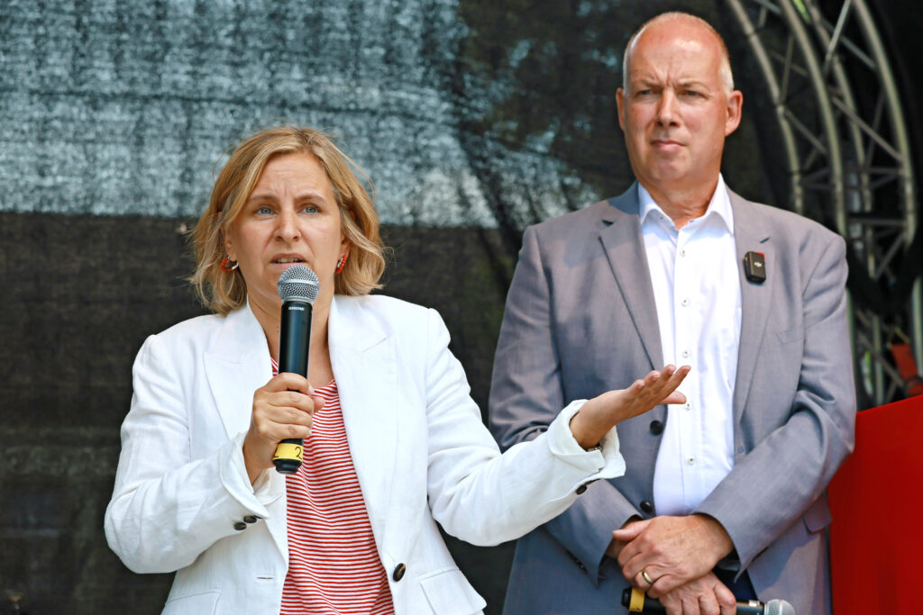 Klimaschutzministerin Katrin Eder und JGU-Präsident Prof. Dr. Georg Krausch bei der Eröffnung des 1. Tags der Nachhaltigkeit auf dem Gutenberg-Campus (Foto: Bernd Eßling)