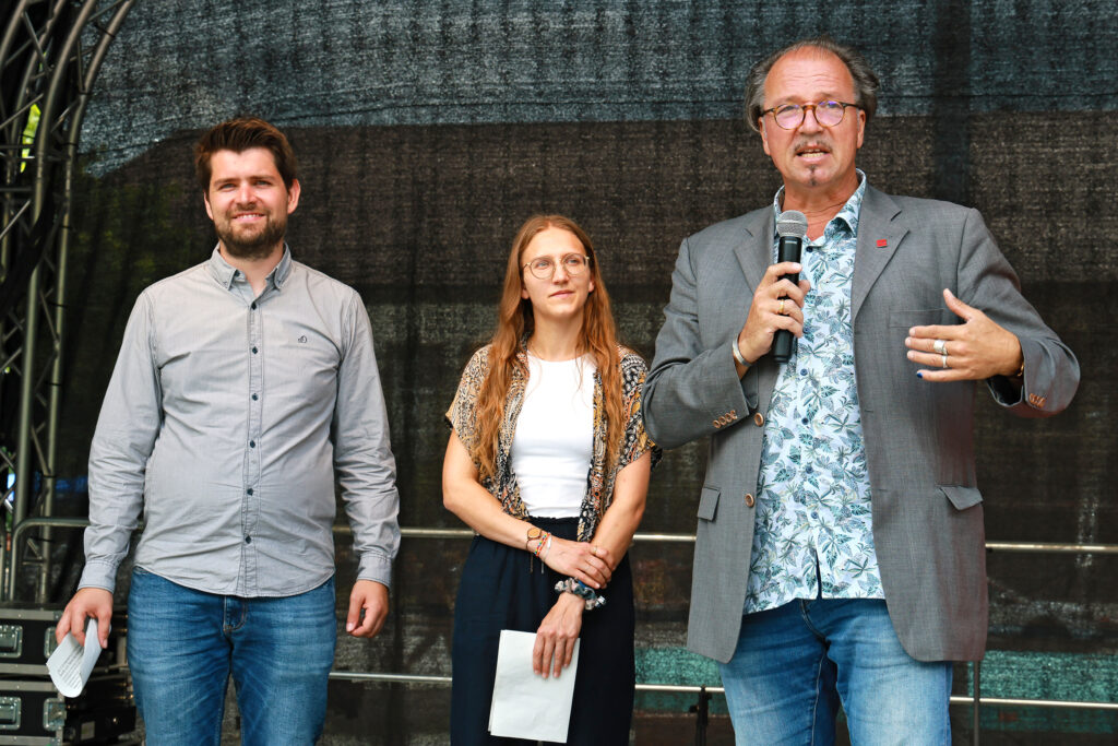 (v.r.) Pof. Dr. Stephan Jolie, Vizepräsident für Studium und Lehre der JGU, Louisa Mosmann und Timo Graffe vom Projekt Sustainable University (SUNNY) (Foto: Bernd Eßling)