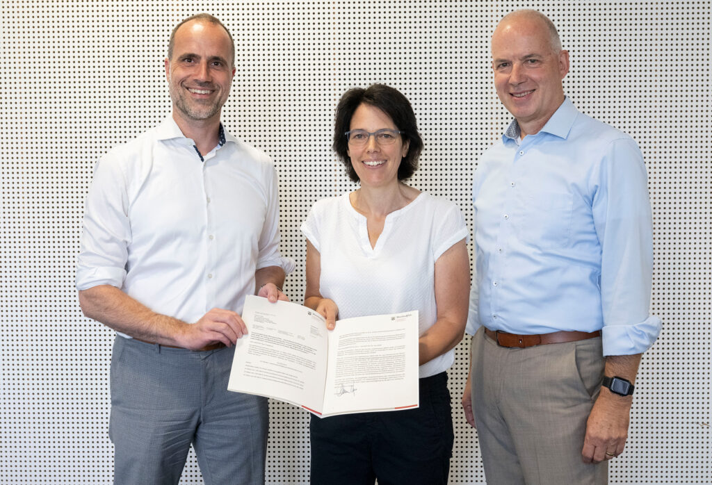 Übergabe des Förderbescheids für "PRO.SOZIAL" an der Johannes Gutenberg-Universität Mainz: (v.l.) Wissenschaftsminister Clemens Hoch, Mit-Antragstellerin Prof. Dr. Tanja Betz und JGU-Präsident Prof. Dr. Georg Krausch (Foto: Peter Pulkowski)