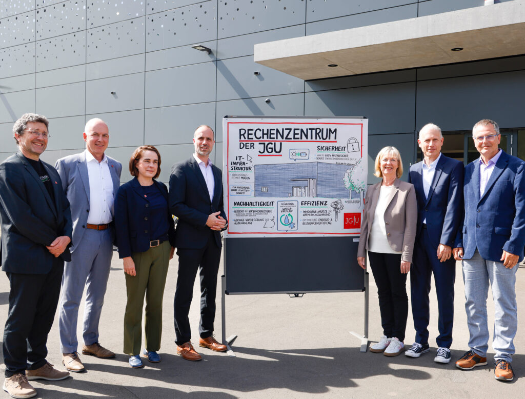Einweihung des neuen Rechenzentrums auf dem Gutenberg-Campus: (v.l.) Prof. Dr. Franz Rothlauf, CIO der JGU, Universitätspräsident Prof. Dr. Georg Krausch, JGU-Kanzlerin Dr. Kerstin Burck, Wissenschaftsminister Clemens Hoch, Finanzministerin Doris Ahnen sowie die beiden Leiter des ZDV, Carsten Allendörfer und Dr. Stefan Schardt (Foto: Stefan F. Sämmer)