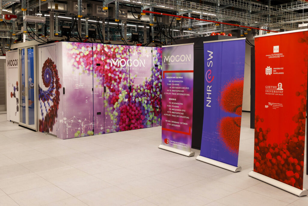 Blick auf die Hochleistungsrechner MOGON NHR Süd-West im neuen Rechenzentrum der JGU (Foto: Stefan F. Sämmer)