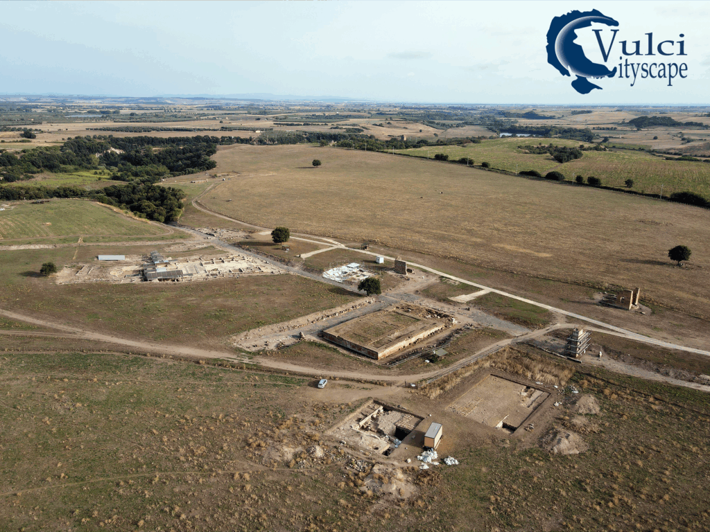 Stadtplateau der etruskischen Stadt Vulci mit Blick nach Süden zum Meer, rechts unten die Grabungen am neuen Tempel (Foto/©: Mariachiara Franceschini)