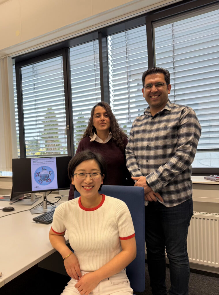 Dr. Dandan Gao mit den beiden Hauptautor*innen des aktuellen Überblickartikels, Dr. Bahareh Feizi Mohazzab und Kiarash Torabi von der JGU (v.l.) (Foto/©: Shikang Han)