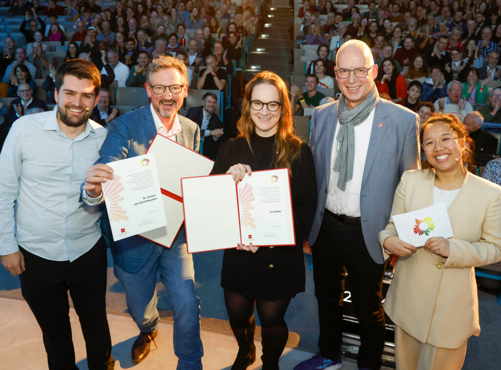 Verleihung des Gutenberg-Zukunfts-Awards 2025: (v.l.) Timo Graffe, Koordinator von Zukunft@JGU, Preisträger Dr. Eckart von Hirschhausen, Preisträgerin Dipl.-Psych. Lea Dohm, JGU-Präsident Prof. Dr. Georg Krausch und Inga Thao My Bui, Mitinitiatorin der Vorlesungsreihe VOICES FOR CLIMATE (Foto: Stefan F. Sämmer)