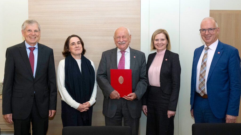 Einrichtung der Marliese und Klaus Hammer-Stiftung unter dem Dach der Johannes Gutenberg-Universitätsstiftung: (v.l.) Dr. Ullrich Fechner, Vorstandsvorsitzender der JGU-Stiftung, JGU-Kanzlerin Dr. Kerstin Burck, Stifter Klaus Hammer, Dr. Ewa Vittorias, Geschäftsführerin der JGU-Stiftung und Leiterin des Bereichs Universitätsförderung der JGU, sowie JGU-Präsident Prof. Dr. Georg Krausch (Foto: Peter Pulkowski)