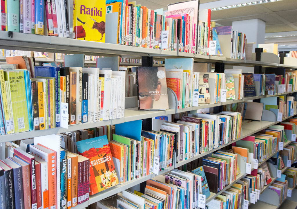 Die Sammlung der Jahn-Bibliothek für afrikanische Literaturen auf dem Gutenberg-Campus verfügt über insgesamt rund 20.000 Objekte. (Foto: Peter Pulkowski)