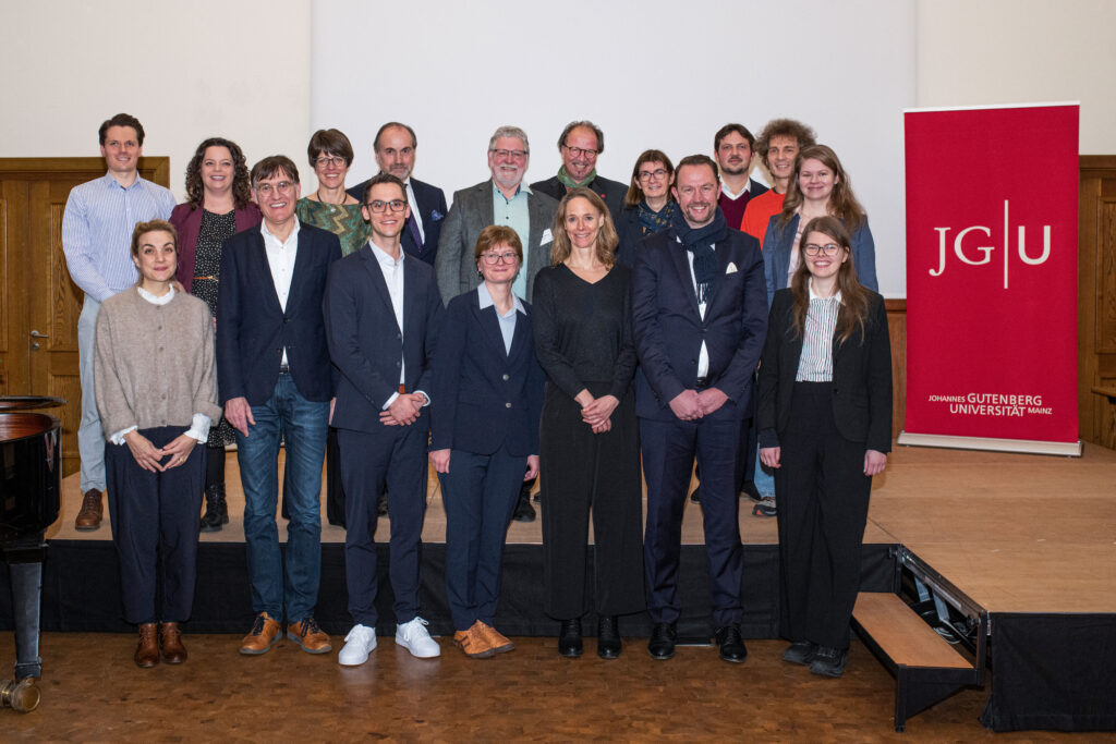 DIES LEGENDI 2025: Diesjährige Lehrpreisträgerinnen und -preisträger der JGU mit Vertretern des JGU-Präsidiums und des GLK-Direktoriums (Foto/©: Peter Kiefer)