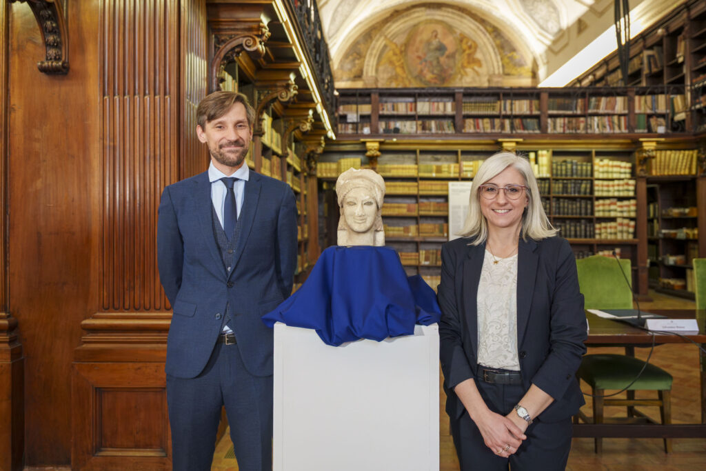 Dr. Mariachiara Franceschini und Dr. Paul P. Pasieka mit der Kore Vulci in der Sala della Crociera des italienischen Kulturministeriums in Rom (Foto/©: Agnese Sbaffi)