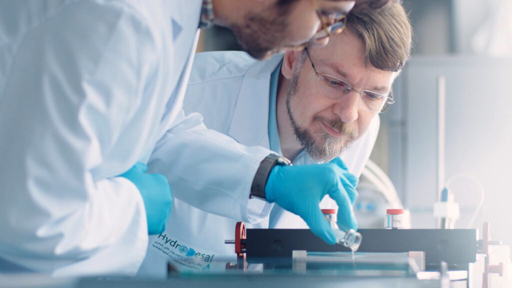 Prof. Dr. Sebastian Seiffert (rechts) forscht zur Entsalzung von Meerwasser mit thermisch-schaltbaren Polymergelen. (Foto/©: Fontäne Film / Sebastian Seiffert)