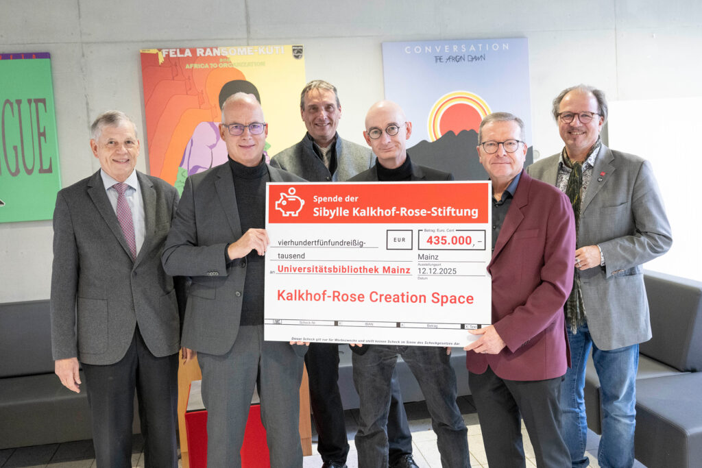 Symbolische Scheckübergabe zur Einrichtung des Kalkhof-Rose Creation Space: (v.l.) Dr. Ullrich Fechner (Vorsitzender der JGU-Stiftung), JGU-Präsident Prof. Dr. Georg Krausch, JGU-Vizepräsident Prof. Dr. Stefan Müller-Stach, Dr. Michael Hansen (Direktor der Universitätsbibliothek Mainz), Dr. Wolfgang Litzenburger (Vorsitzender des Kuratoriums der Sibylle Kalkhof-Rose-Stiftung) und JGU-Vizepräsident Prof. Dr. Stephan Jolie (Foto: Peter Pulkowski)