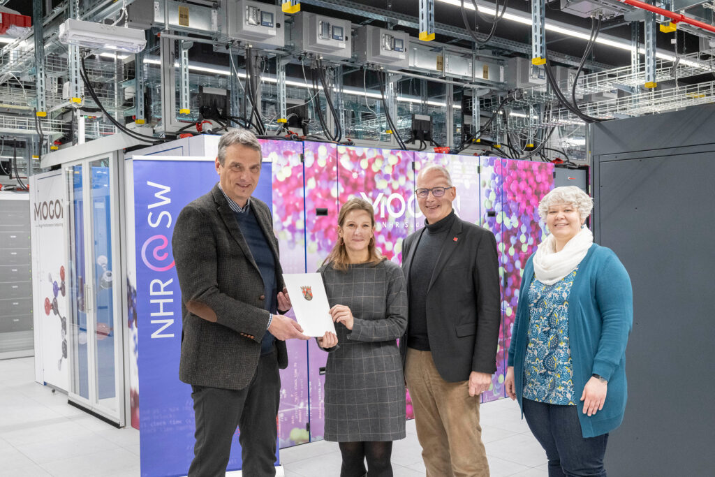 Übergabe des Förderbescheids für leistungsfähiges Hochleistungsrechencluster an der JGU: (v.l.) Prof. Dr. Stefan Müller-Stach, JGU-Vizepräsident für Forschung, Katharina Heil, Ministerialdirektorin im Ministerium für Wissenschaft und Gesundheit, JGU-Präsident Prof. Dr. Georg Krausch und Prof. Dr. Sarah Neuwirth, Professur für Nationales Hochleistungsrechnen und dessen Anwendungen an der JGU (Foto: Peter Pulkowski)