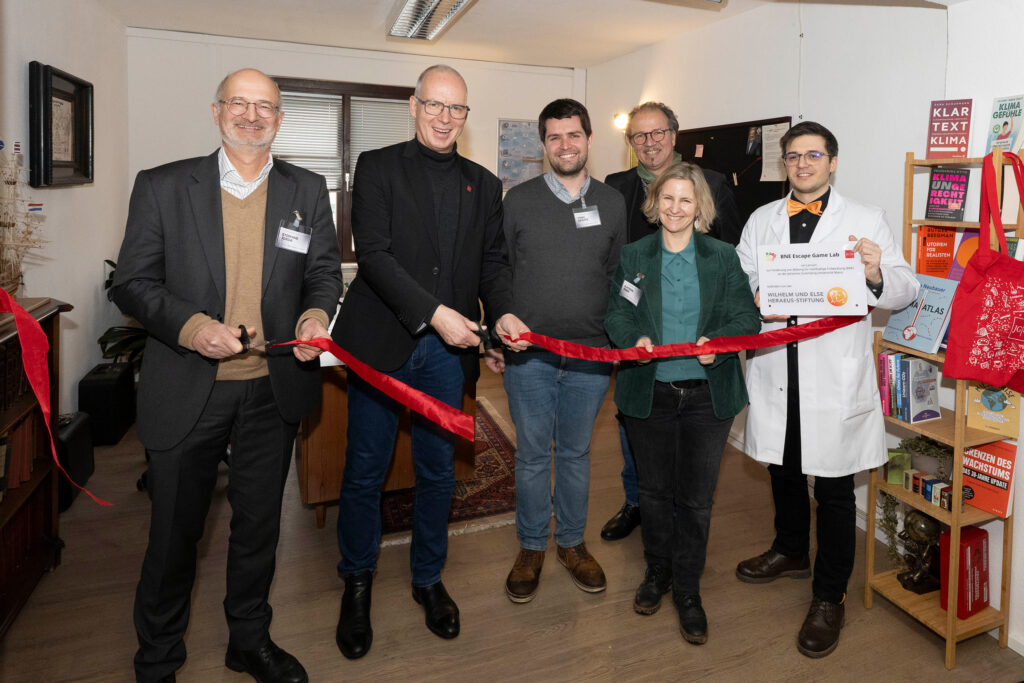Eröffnung des BNE Escape Game Lab: (v.l.) Dr. Stefan Jorda (Geschäftsführer der Wilhelm und Else Heraeus-Stiftung), JGU-Präsident Prof. Dr. Georg Krausch, Timo Graffe (Koordinator Zukunft@JGU und SUNNY), Prof. Dr. Stephan Jolie (JGU-Vizepräsident für Studium und Lehre), Katrin Eder (Ministerin für Klimaschutz, Umwelt, Energie und Mobilität RLP) und Fabian Schäfer (Projektkoordination BNE Escape Game Lab) (Foto: Peter Pulkowski)