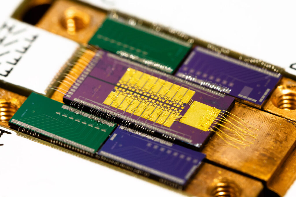 Am Kirchhoff-Institut für Physik der Universität Heidelberg entwickeltes und hergestelltes Detektormodul für die ECHo-Experimente. Der Detektorchip befindet sich in der Mitte, die vier umgebenden Chips enthalten sogenannte Superconducting Quantum Interference Devices für das Auslesen der Signale. (© ECHo-Kollaboration)
