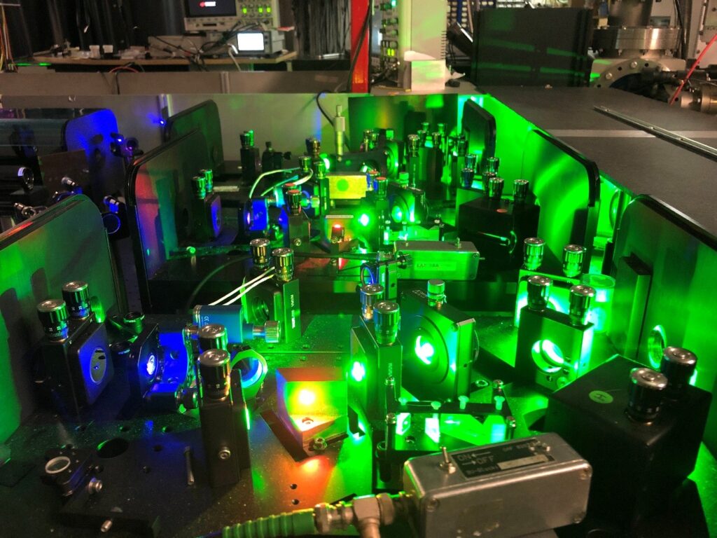 Festkörperlasersystem für die Holmium-163-Implantation: Das in der Arbeitsgruppe LARISSA am Institut für Physik der JGU entwickelte Lasersystem liefert spektral wohl abgestimmte Laserstrahlen, die Grundvoraussetzung für die effiziente und hochselektive Holmium-163-Implantation am RISIKO Massenseparator sind. (© AG LARISSA)