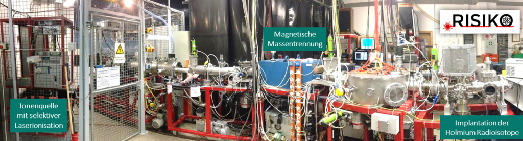 Blick auf den RISIKO-Massenseparator am Institut für Physik der JGU, an dem die Implantation der Holmium-Radioisotope in die ECHo-Detektorpixel vorgenommen wird. Die wichtigen Komponenten sind herausgestellt: Ionenquelle mit der elementelektiver Laserionisation (links), magnetische Massentrennung (Mitte) und Implantation der Holmium-163-Isotope in die ECHo-Detektoren (rechts). (© AG LARISSA / JGU)