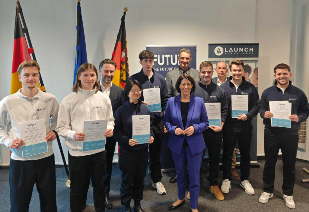 Wirtschaftsministerin Daniela Schmitt (Mitte) und Charlie Müller (3.v.l.), Founder & Managing Director von Futury, haben im Beisein von JGU-Vizepräsident Prof. Dr. Stefan Müller-Stach (5.v.r.) Studierende der JGU für ihr herausragendes Engagement im Futury-Startup-Ökosystem ausgezeichnet (Foto/©: Futury)