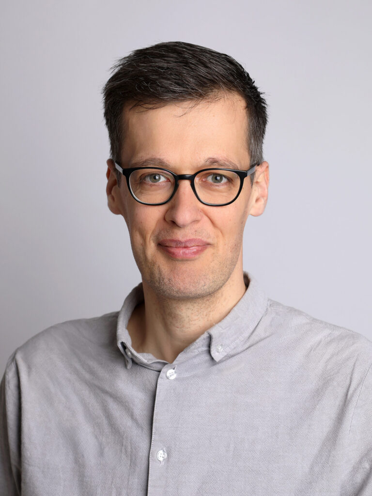 Dr. Hans Roth, Leiter der Emmy Noether-Forschungsgruppe "Brechts Gespenster" am Institut für Film-, Theater-, Medien- und Kulturwissenschaft der JGU (Foto/©: Cornelia Fieguth)