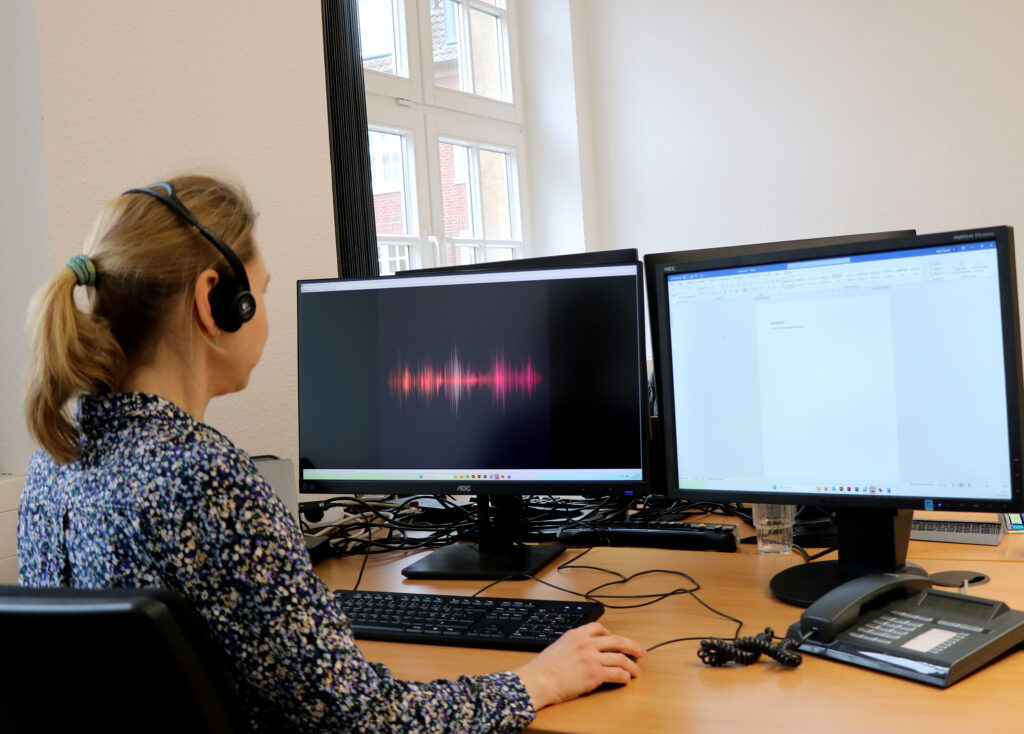 KÜ-Sprachmittlerin am Arbeitsplatz (Foto/©: Katja Preusse / Deutsche Hochschule der Polizei)