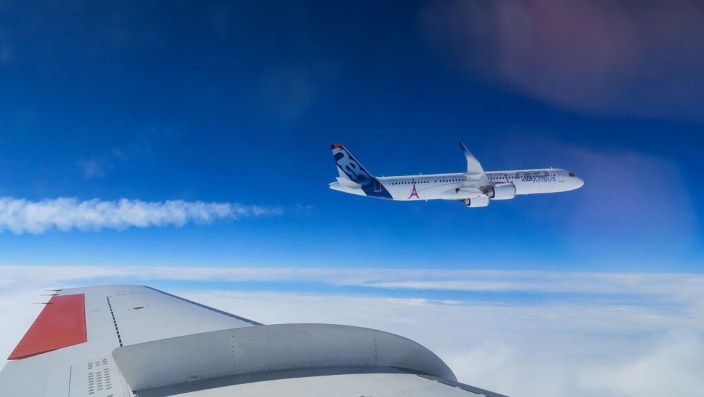 Blick aus dem DLR-Forschungsflugzeug Falcon 20E auf den Airbus A321neo während gemeinsamer Flugtests zur Untersuchung der Emissionen von Magerverbrennungstriebwerken im Rahmen des Projekts NEOFUELS/VOLCAN im Frühjahr 2023 (© DLR)