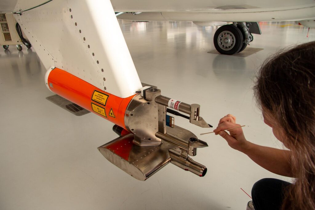 Eispartikelsensor unter der Tragfläche der Falcon 20E: Mithilfe der unter den Flügeln angebrachten Eispartikelsensoren kann die Anzahl und Größe der Eiskristalle gemessen werden. Die Sensoren müssen regelmäßig gereinigt werden. (© DLR)