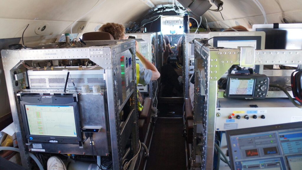 Kabine der DLR Falcon 20E mit Messinstrumenten: Während des Flugs bedienen erfahrene Experimentatoren die komplexen Messinstrumente an Bord des Forschungsflugzeugs. (© DLR)