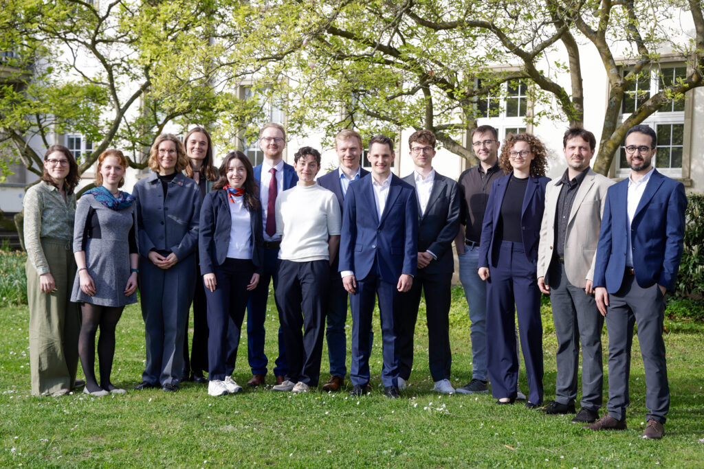 Aufnahme der Juniormitglieder 2026 ins Gutenberg Academy Fellows Program: (v.l.): Marie Schlosser (stellv. Juniorsprecherin des GAFP), Franziska Zmatlik (Juniorsprecherin des GAFP), Prof. Dr. Stefanie Acquavella-Rauch (Seniorsprecherin des GAFP), Helena Dieterle, Clarissa Krämer, Joshua Kriesmann, Freya März, Henrik Schuld, Erik Sarrazin, Hans Brabec, Lukas Drago Cavar, Katharina Hermainski, David Eibeck und Ahmed Hassan (Foto: Stefan F. Sämmer)