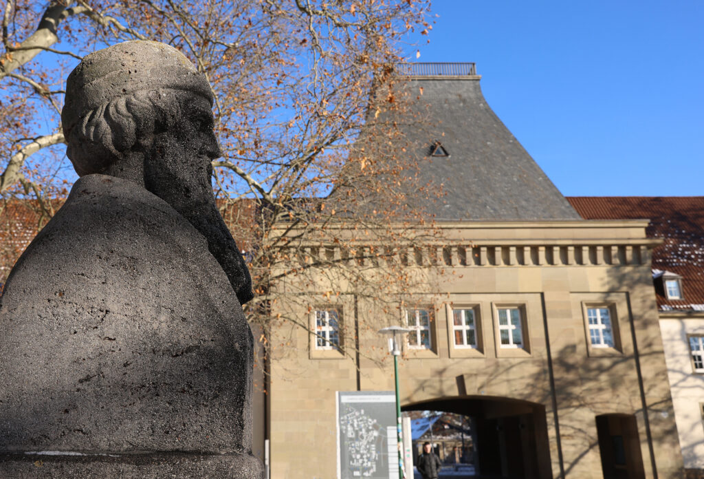Blick auf den Haupteingang der Johannes Gutenberg-Universität Mainz (Foto: Alexander Sell)