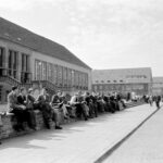 Studierende vor der Alten Mensa, 1948 (Foto/©: Hanns Tschira / Tschiraphot, Guido Pelzer)