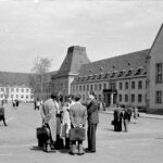 Studierende auf dem zentralen Platz des Forum universitatis, 1948 (Foto/©: Hanns Tschira / Tschiraphot, Guido Pelzer)