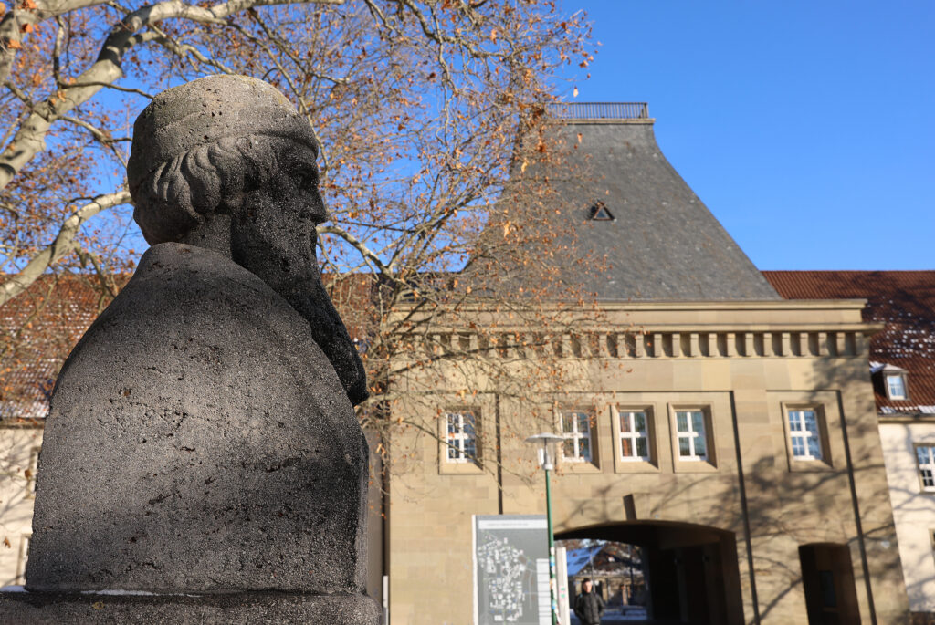 Blick auf die Gutenberg-Büste im Forum universitatis der Johannes Gutenberg-Universität Mainz (Foto: Alexander Sell)
