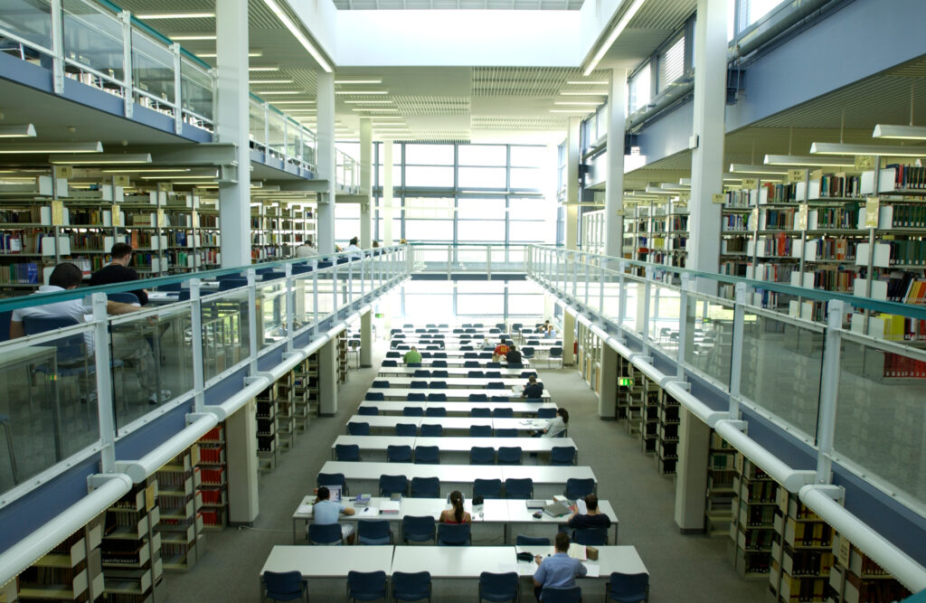 Blick in die Bereichsbibliothek Rechts- und Wirtschaftswissenschaften auf dem Gutenberg-Campus (Foto: Thomas Hartmann)