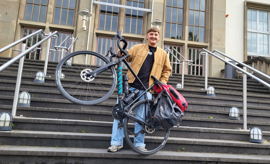 Green Travel: Clemens Max Einig ist mit dem Fahrrad und öffentlichen Verkehrsmitteln von Mainz an die Universität Pécs gefahren, um dort seinen Erasmus+ Aufenthalt im Wintersemester 2025/2026 zu absolvieren. (Foto/©: Lenka Tucek / JGU)