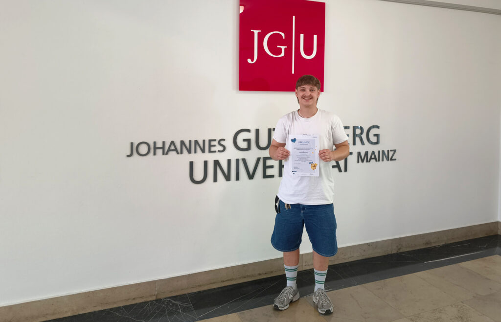 JGU-Student Clemens Max Einig hat stellvertretend für alle Mainzer Studierenden, die seit 1987 mit Erasmus+ im Ausland waren, eine "One in One Million"-Urkunde der Nationalen Agentur für Erasmus+ Hochschulzusammenarbeit (NA DAAD) erhalten. (Foto/©: Daniela Happel / JGU)