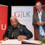 Grammy-Preisträger Terence Blanchard war im Rahmen der Preisverleihung des Gutenberg Teaching Award 2025 eingeladen, sich im Beisein von JGU-Vizepräsident Prof. Dr. Stephan Jolie ins Goldene Buch der Universität einzutragen. (Foto: Bernd Eßling)