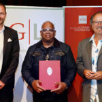 Grammy-Preisträger Terence Blanchard erhält den Gutenberg Teaching Award 2025: (v.l.) Prof. Dr. Andrej Gill (Direktor des Gutenberg Lehrkollegs), Preisträger Terence Blanchard und Prof. Dr. Stephan Jolie (JGU-Vizepräsident für Studium und Lehre) (Foto: Bernd Eßling)