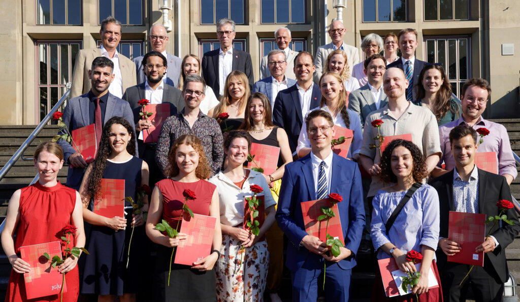 Preisträgerinnen und Preisträger des DIES ACADEMICUS 2026 mit Förderinnen und Förderern, Vertretern des Präsidiums der JGU sowie Vertretern des GKK (Foto: Stefan F. Sämmer)