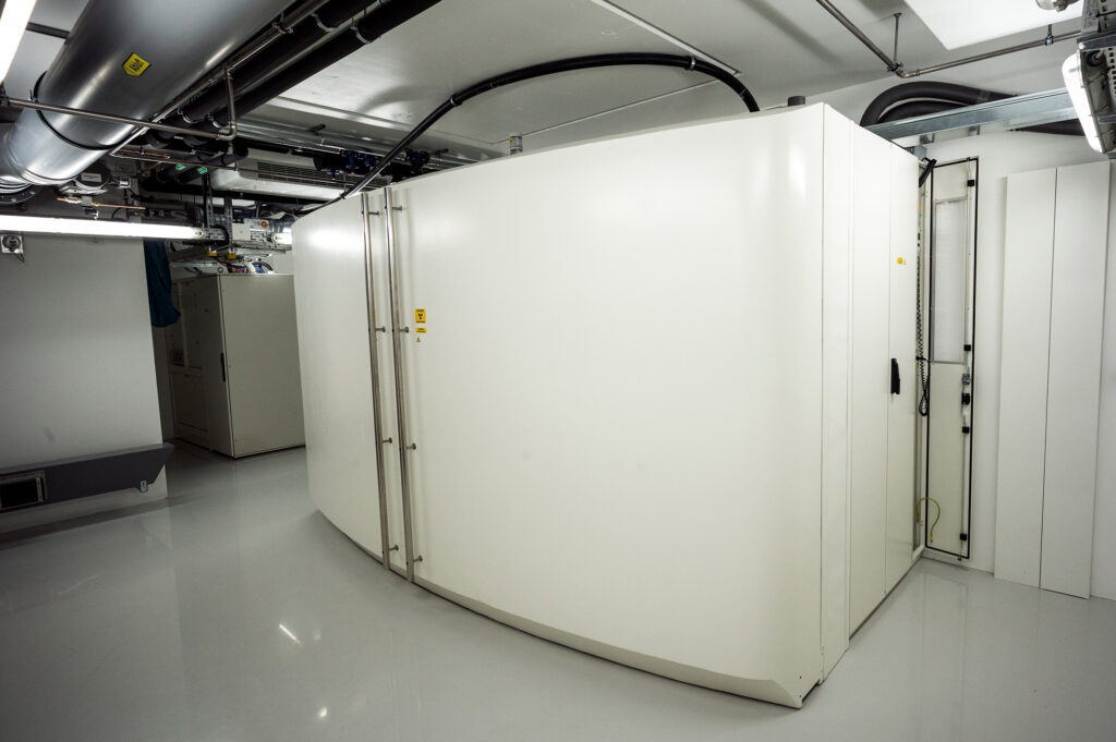Zyklotron PETtrace 700S mit geschlossenem Strahlungsschild (Foto: Stefan F. Sämmer)