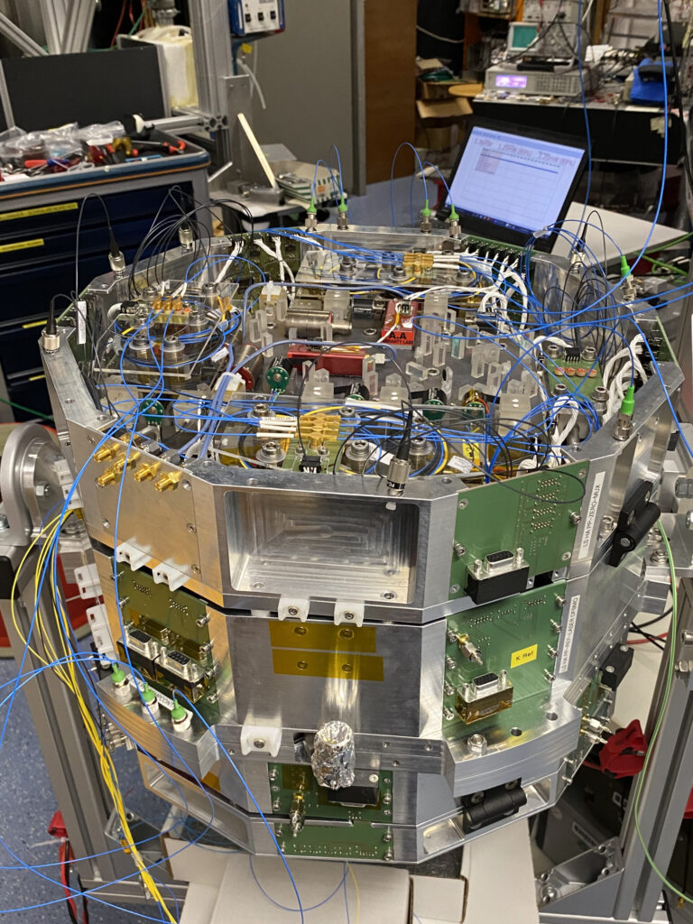 Miniaturisiertes Lasersystem, an dessen Entwicklung Forschende der JGU maßgeblich beteiligt waren (Foto/©: Sören Boles)