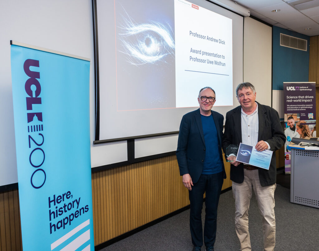 (v.l.) Prof. Andrew Dick, Direktor des Institute of Ophthalmology am University College London, und Preisträger Prof. Dr. Uwe Wolfrum vom Institut für Molekulare Physiologie der Johannes Gutenberg-Universität Mainz (Foto/©: James Tye / UCL Institute of Ophthalmology, Annual Lecture 2026)