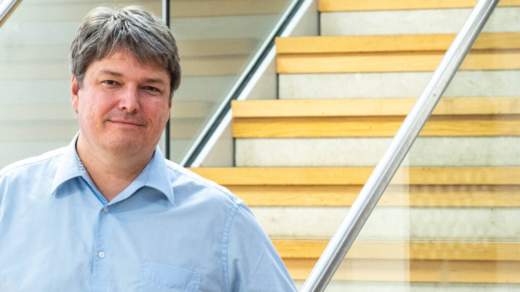 Das Foto zeigt Professor Dr. Stefan Kramer, Professor für Data Mining am Institut für Informatik der JGU und KI-Lotse des Landes Rheinland-Pfalz für die Life Sciences (Foto/©: Peter Thomas)